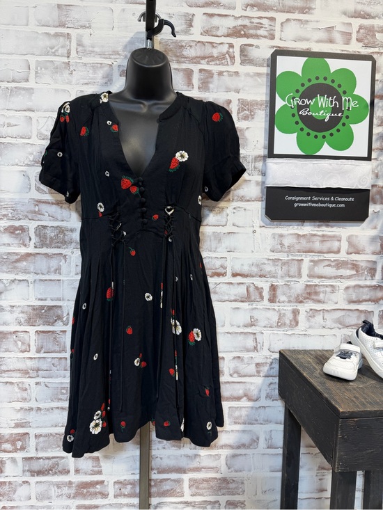 Free People Dresses & Skirts - FP Black  Strawberry Mini Dress size 2
